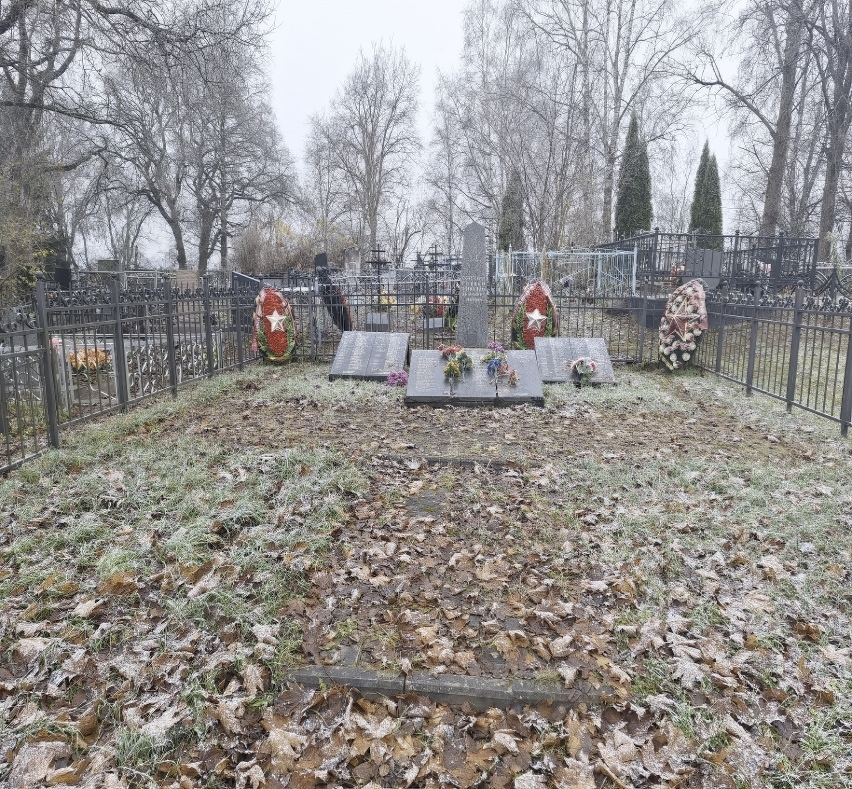 Братское захоронение из трех могил в металлической ограде, 1965 г.